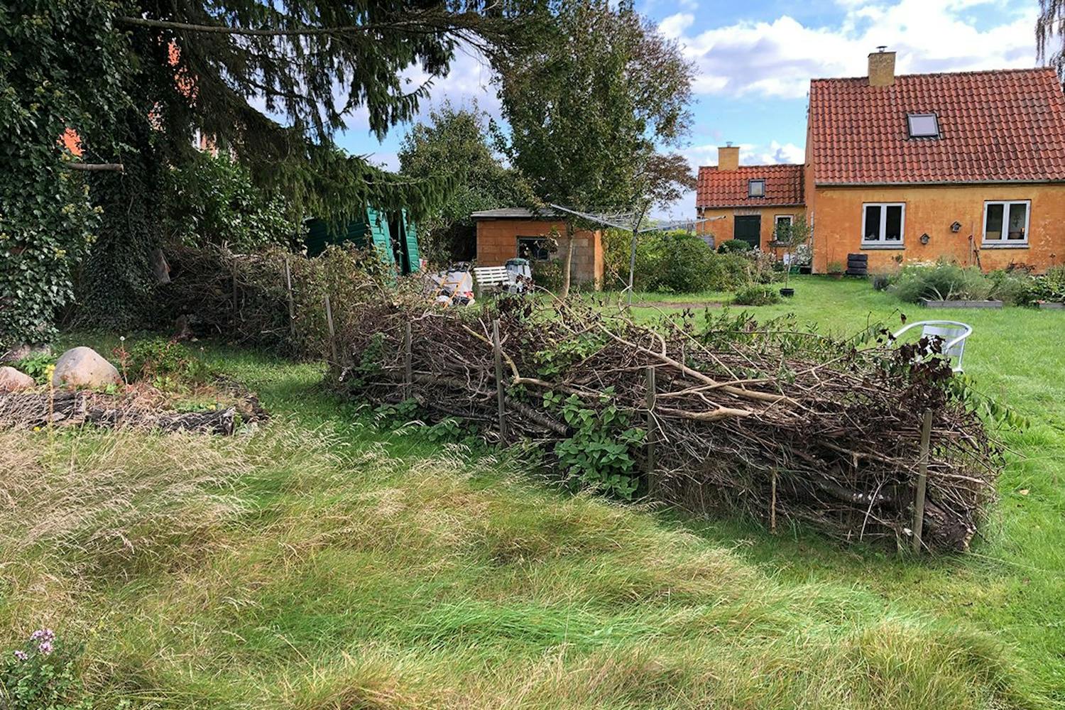 Kvistgjerde i hagen i oktober Bygg et kvistgjerde i hagen i oktober
